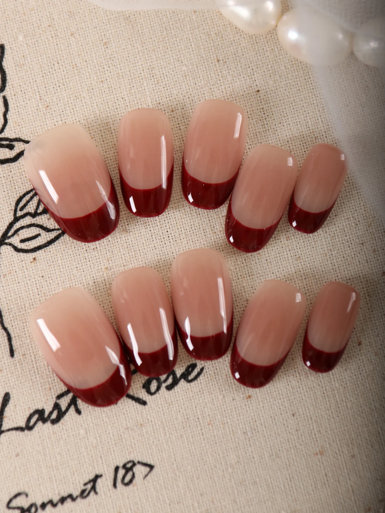 10 Stück zum Aufdrücken der Nägel, kurze rote französische minimalistische künstliche Nägel, inklusive 1 Blatt Klebelaschen und 1 Stück Minifeile