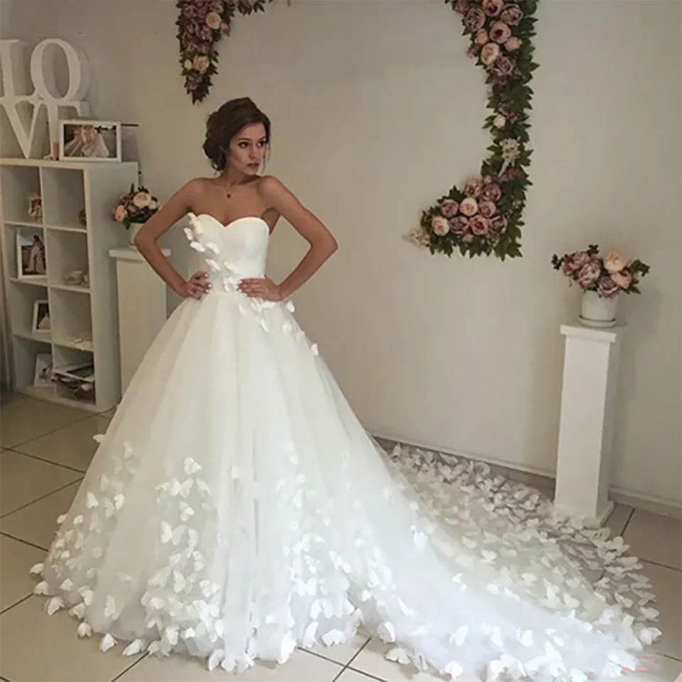 Nuovi eleganti abiti da sposa bianchi con scollo a cuore e farfalla 2025, lunghezza del pavimento, strascico di corte, tulle, cerniera, abiti da sposa per le donne