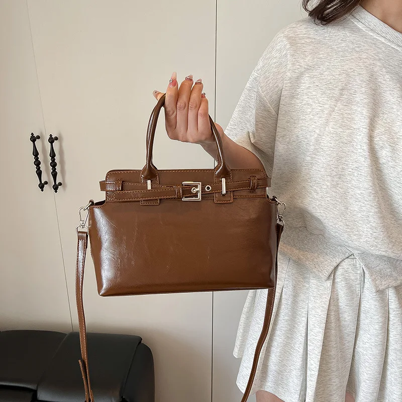 

‌2025 Retro Foreign Style Handbag for Women - High Texture Messenger Bag, Large Capacity Simple Shoulder Bag for Commuter‌