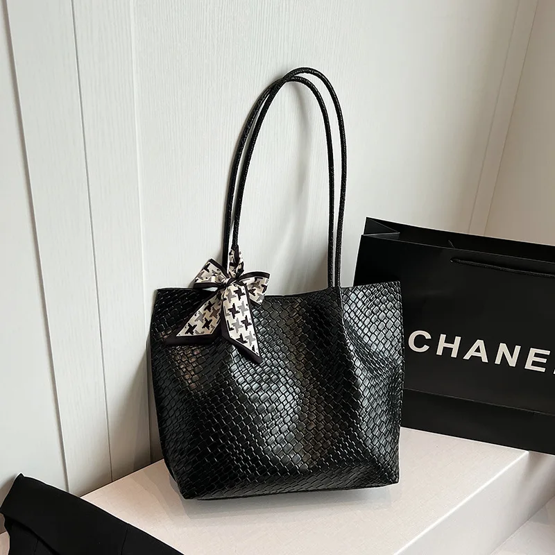 Premium retro fashion woven tote bag versatile casual underarm bag