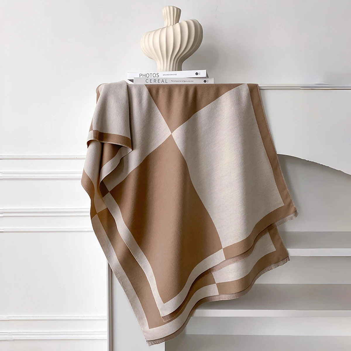 Eleganter Faux-Pashmina-Schal mit geometrischem Druck der Marke 2025, weich, warm, mit Fransen, ideal für Herbst und Winter im Freien – Detail 6