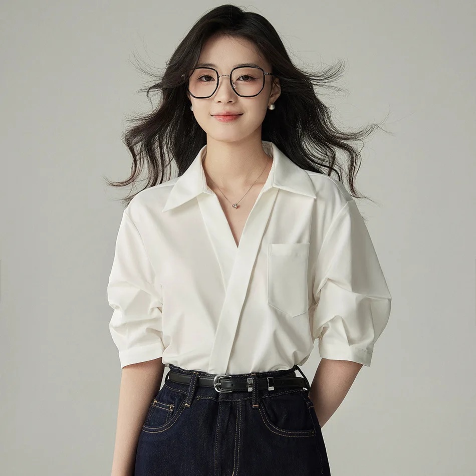 Chemise à col en V de style français avec charme et look jeune