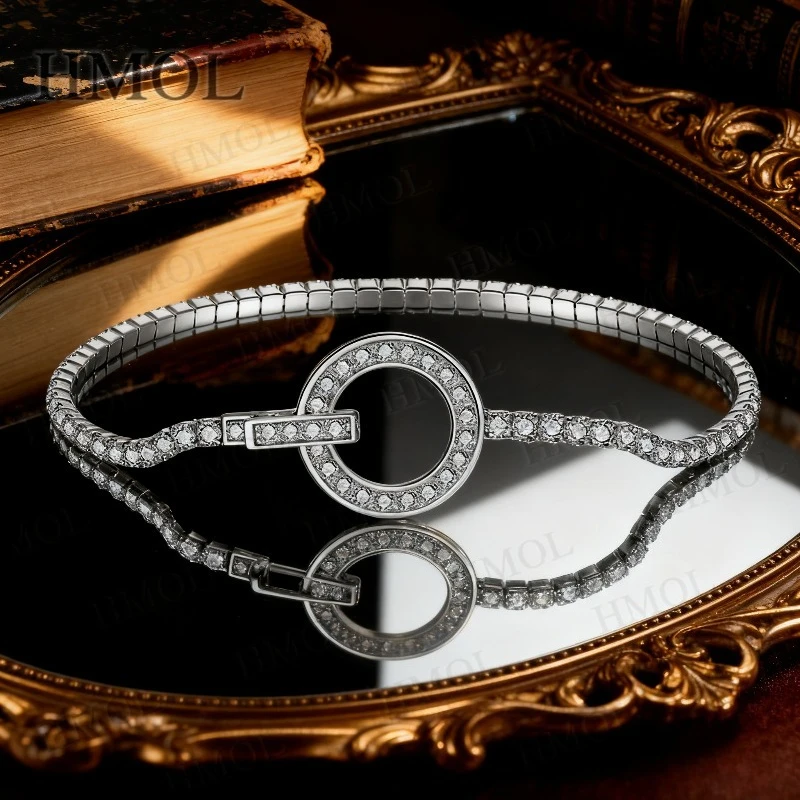 يضيف سوارًا مستديرًا من المويسانتي المتلألئ سحرًا لا جهدًا وخالدًا مناسبًا لكل من الملابس غير الرسمية والرسمية