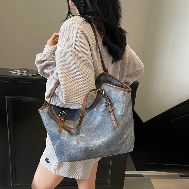 

Large-Capacity Retro Tote Bag for Women, Versatile Commuter Shoulder Bag with Vintage Design, Free Shipping
