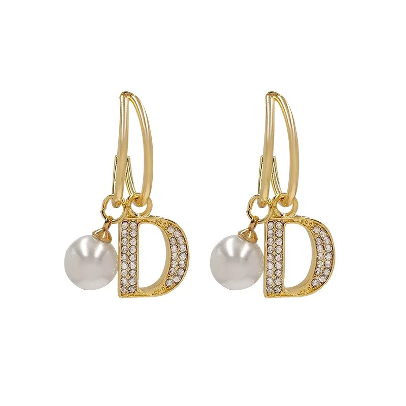 

French retro pearl letter earrings with small fragrance design, personalized and trendy fashion, versatile accessories