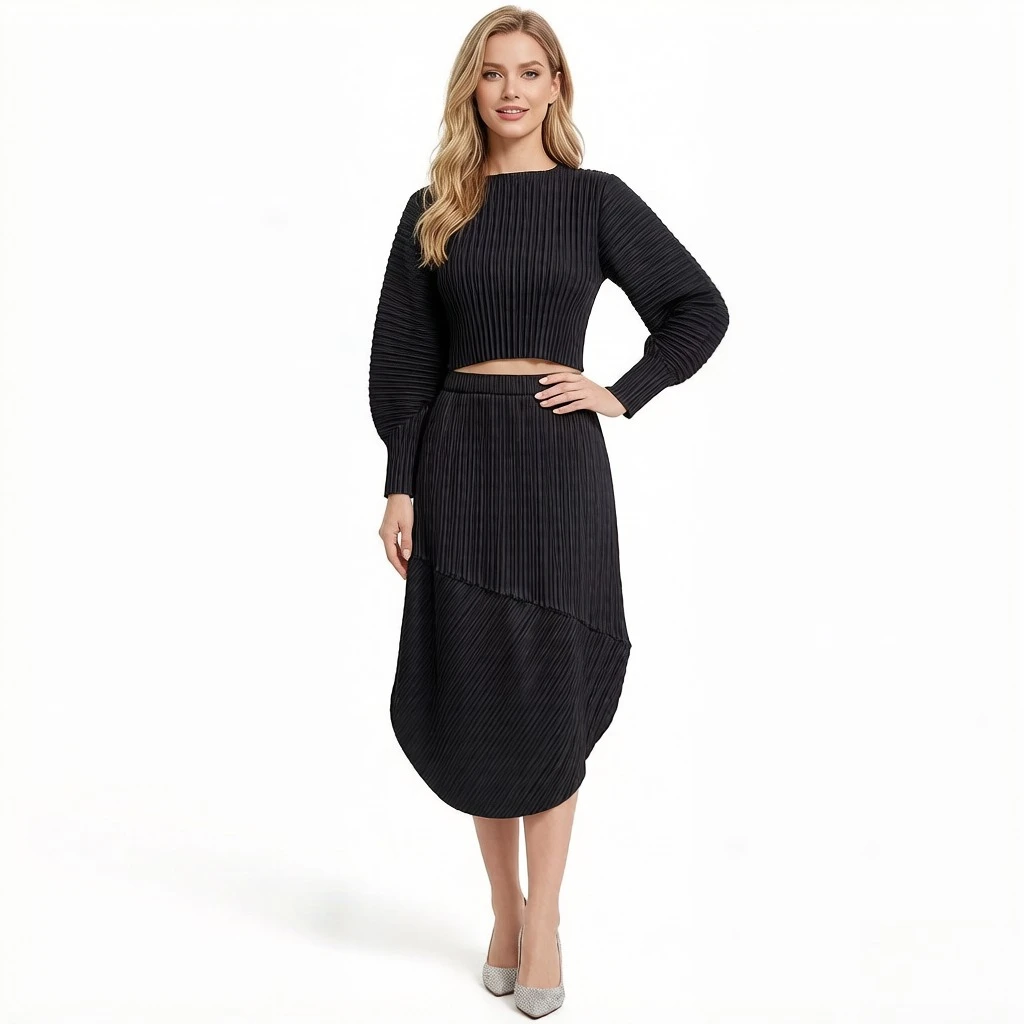 

Коллекция Miyake Pleated Весна/Осень 2026: Женский комплект из двух предметов – блузка с полувысоким воротником и рукавами-колокол, асимметричная юбка