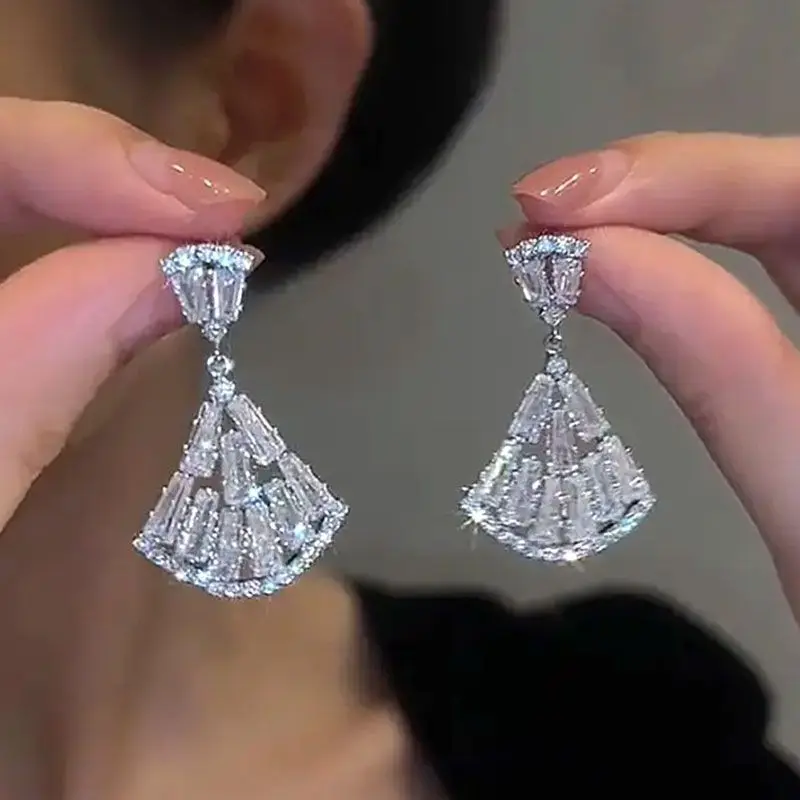 

New product: rhinestone earrings, women's geometric small fan, high-end style, fashionable and cool style accessories
