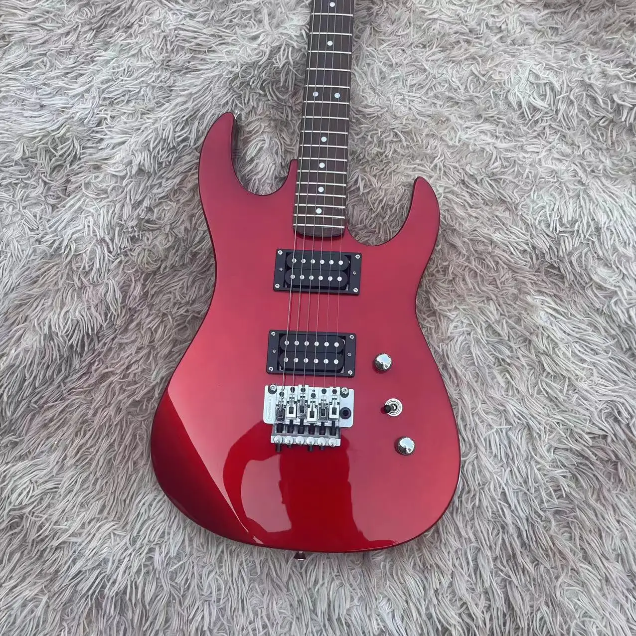 B. C. Split electric guitar, silver pink red body, rose wood fingerboard, dual open pickup, tremolo drawstring board, white acce