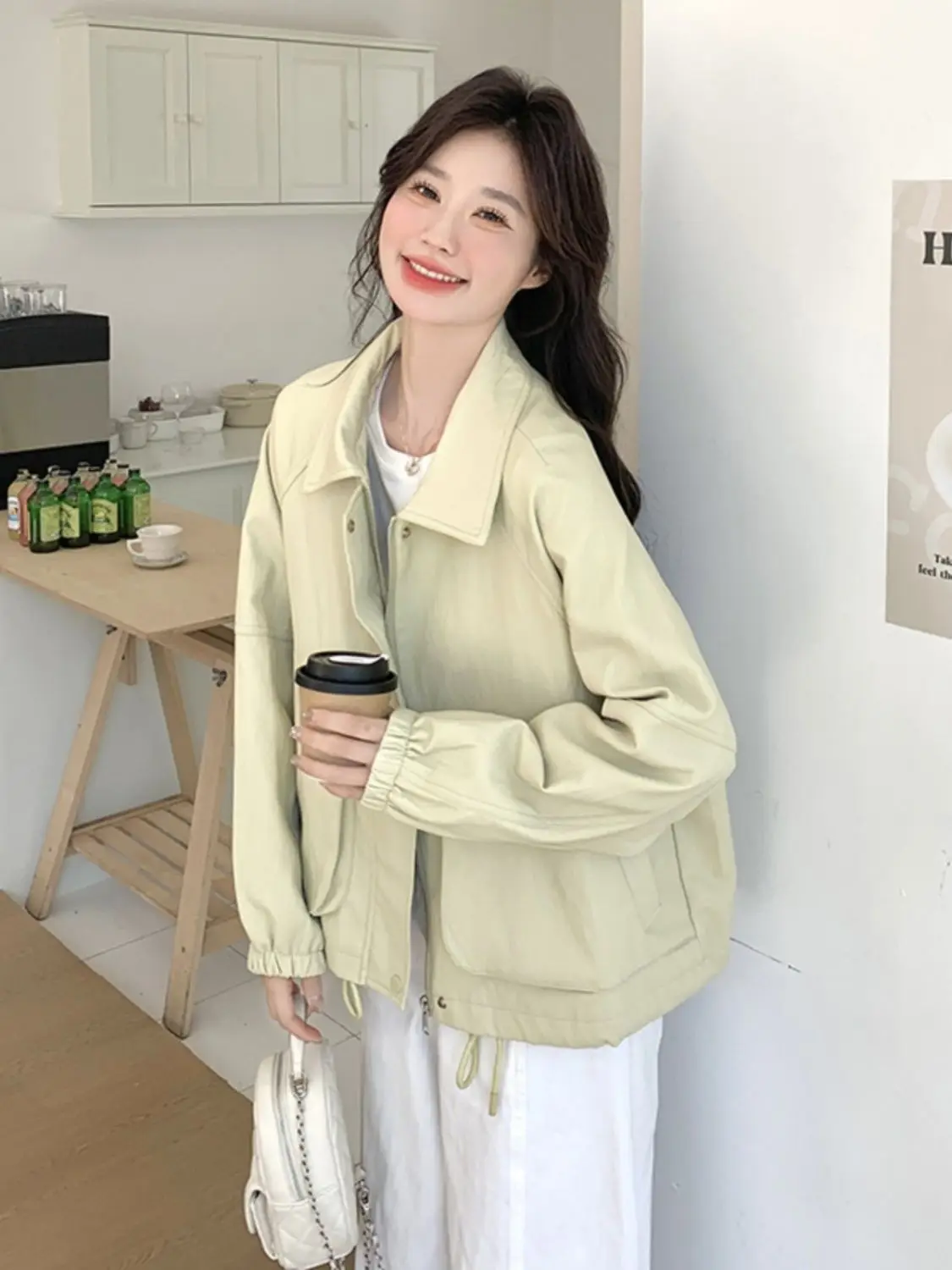 เสื้อแจ็คเก็ตผู้หญิง ผ้าลูกฟูก แต่งผ้าแบบวินเทจ แฟชั่นทันสมัย สไตล์เรียบง่าย ติดกระดุมด้านหน้า มีกระเป๋า  แบบยาว