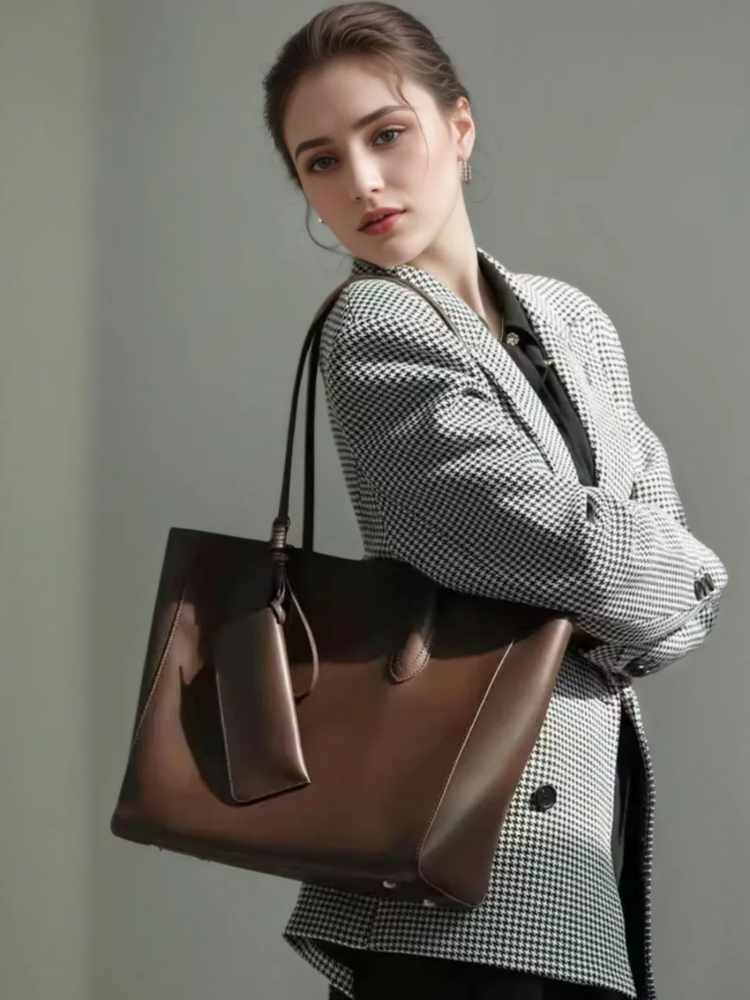 

Женская сумка из натуральной кожи большой вместимости, новинка 2026 года, хит продаж, легкая люксовая сумка через плечо для женщин, для работы и поездок, сумка-тоут