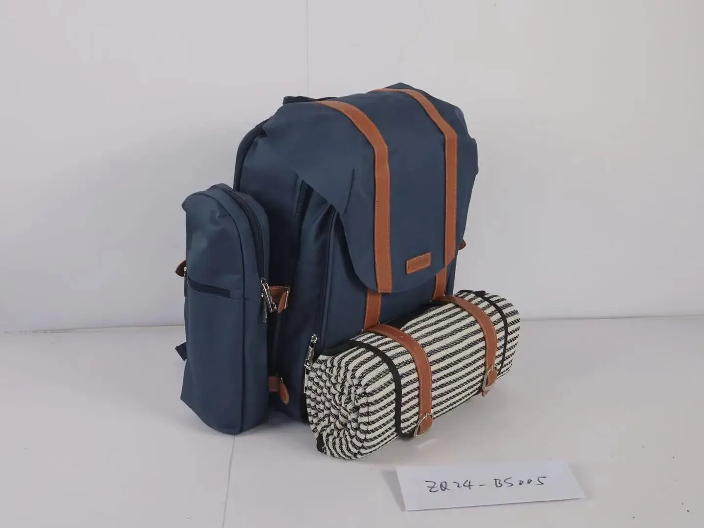 حقيبة ظهر خفيفة الوزن ومضادة للتسرب ومحفوظة للطعام الطازج مع سجادة وأدوات مائدة للمغامرات الخارجية