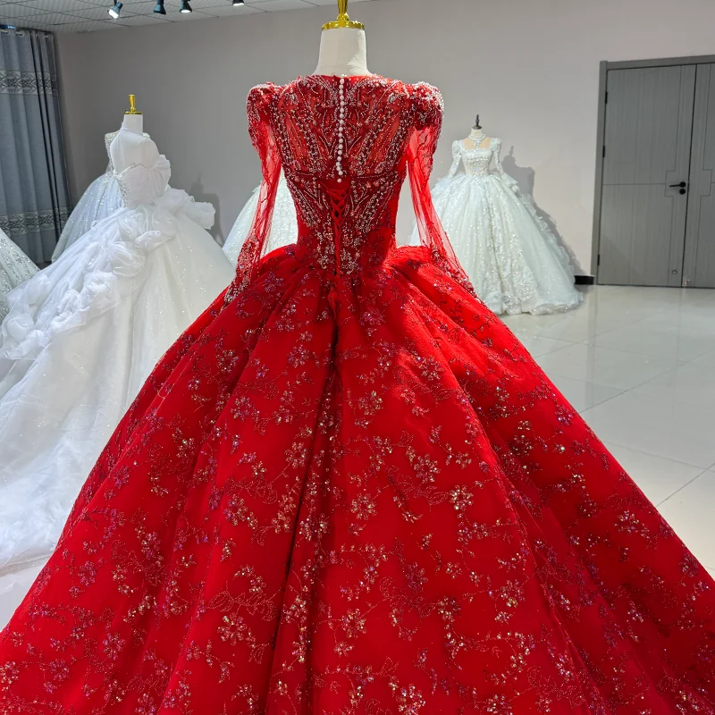 فستان زفاف فاخر مع زخارف متألقة وقطارات طويلة، فستان زفاف بأكمام طويلة مطرز بالدانتيل الرقيق