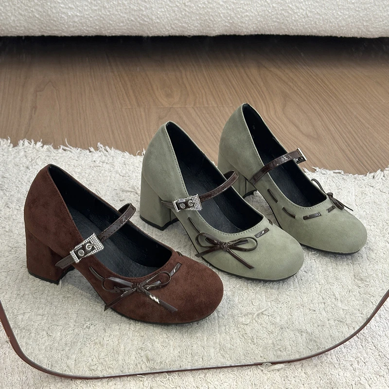 

Блоковый каблук, модный круглый носок, неглубокий рот, бант, замша, слипоны со стразами, каблук «котенок»