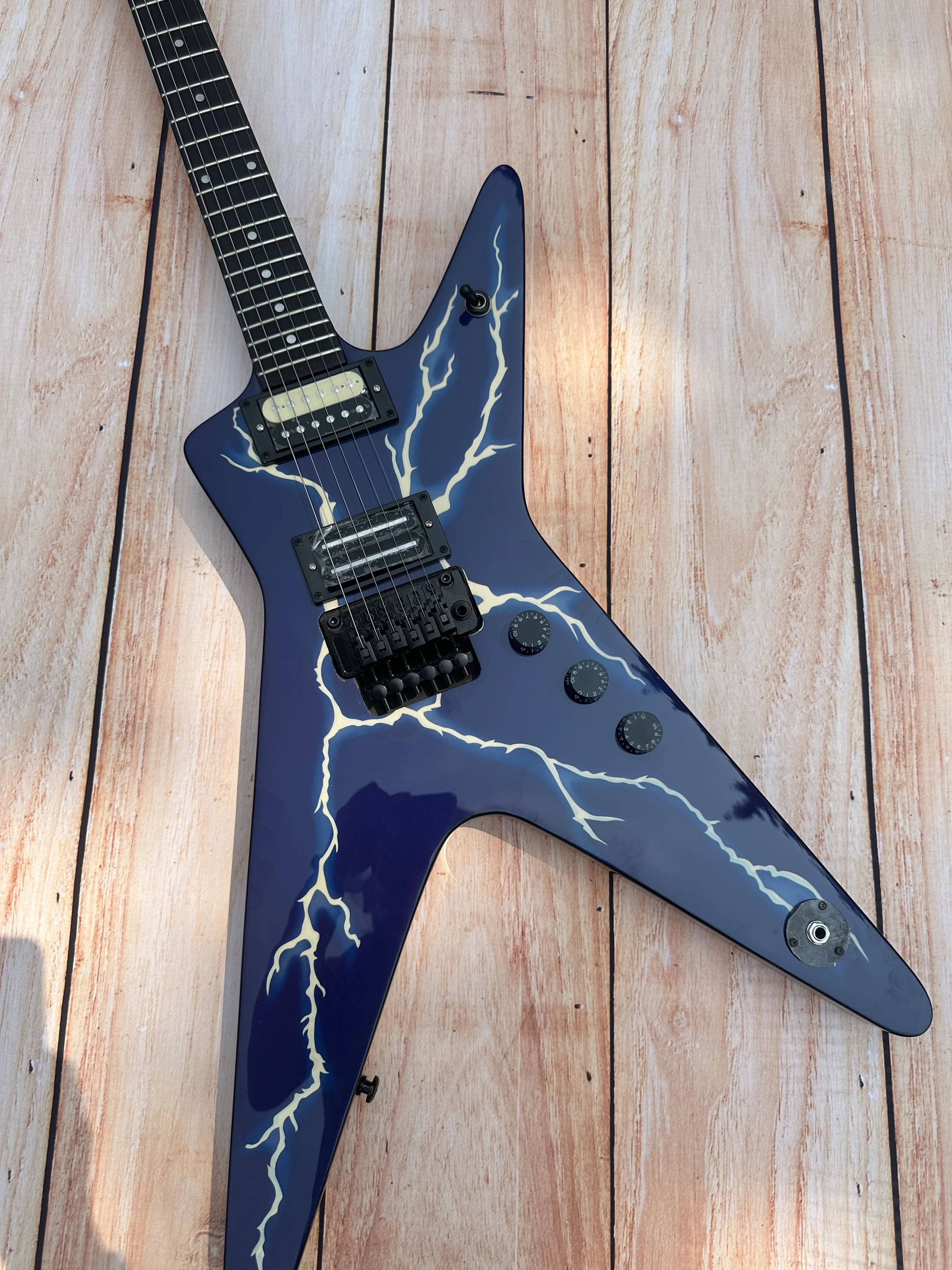 

Irregular electric guitar, blue and other lightning water transfer printing, black accessories and dual shake pickup, available,