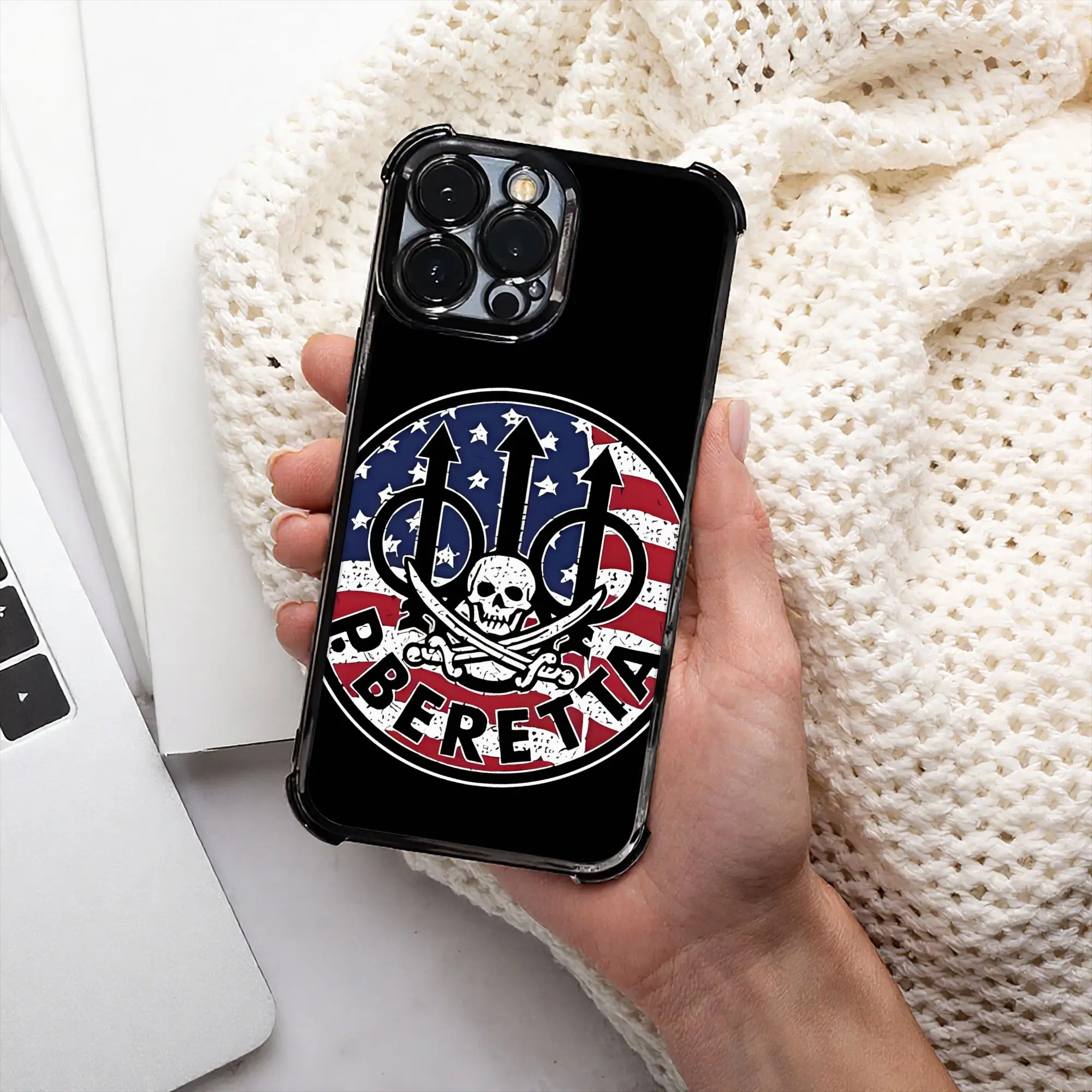 Funda para Teléfono con Diseño de Pistola, Escopeta y Rifle de los 80's, Estilo Pirata, del Operador Pietro del Equipo USA, Proceso de Galvanoplastia B-Berettas, Varios Modelos
