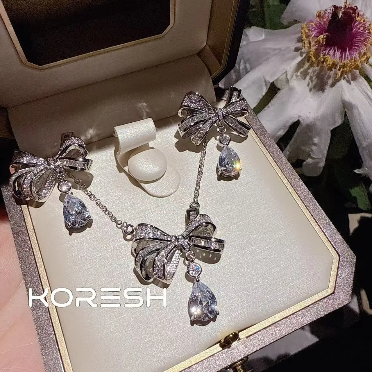 

Женское ожерелье с бантом и бриллиантами, новый женский комплект серег-капель с цирконом 2025