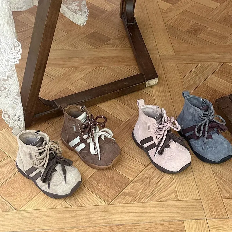 

Детские ботильоны, новинка 2023 года, осенние модные детские повседневные высокие кроссовки, модные удобные нескользящие короткие ботинки для девочек