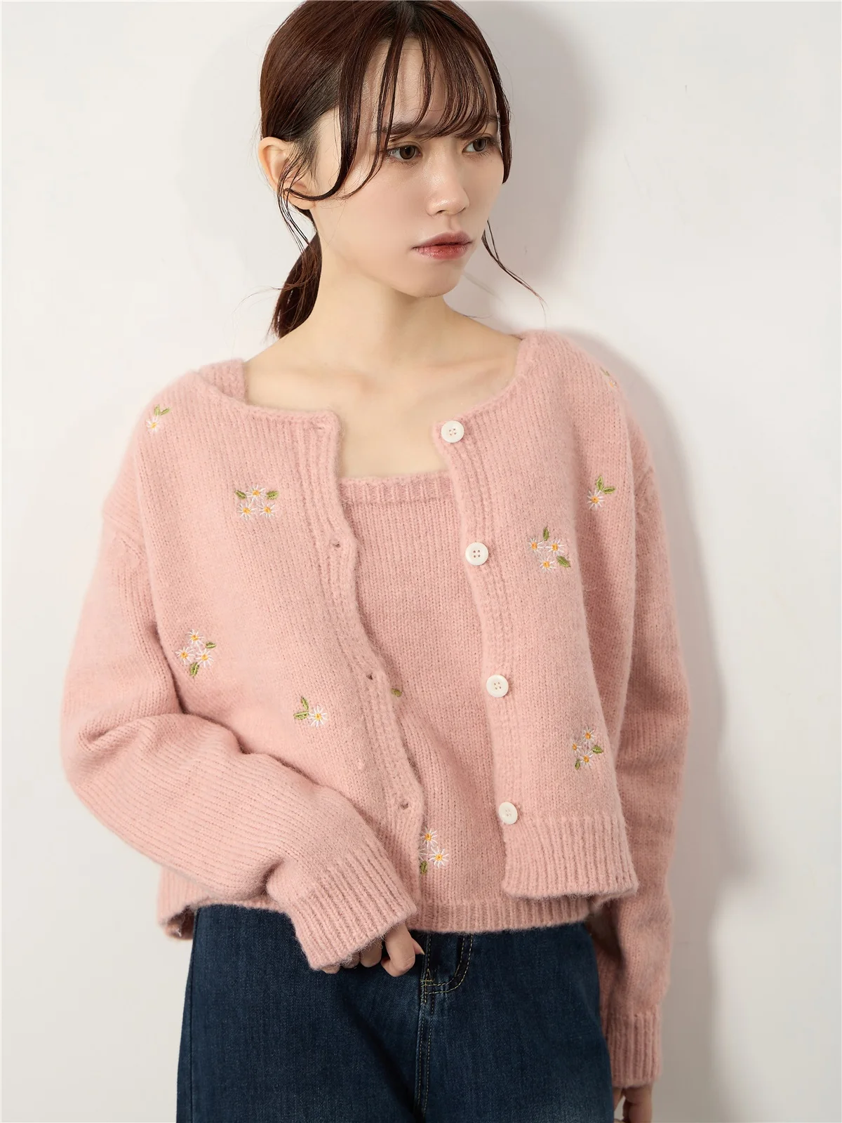 

Новый весенний комплект из 2 предметов: вязаный свитер-кардиган в японском стиле с вышитыми цветами, круглый вырез, без застежки, для женщин...