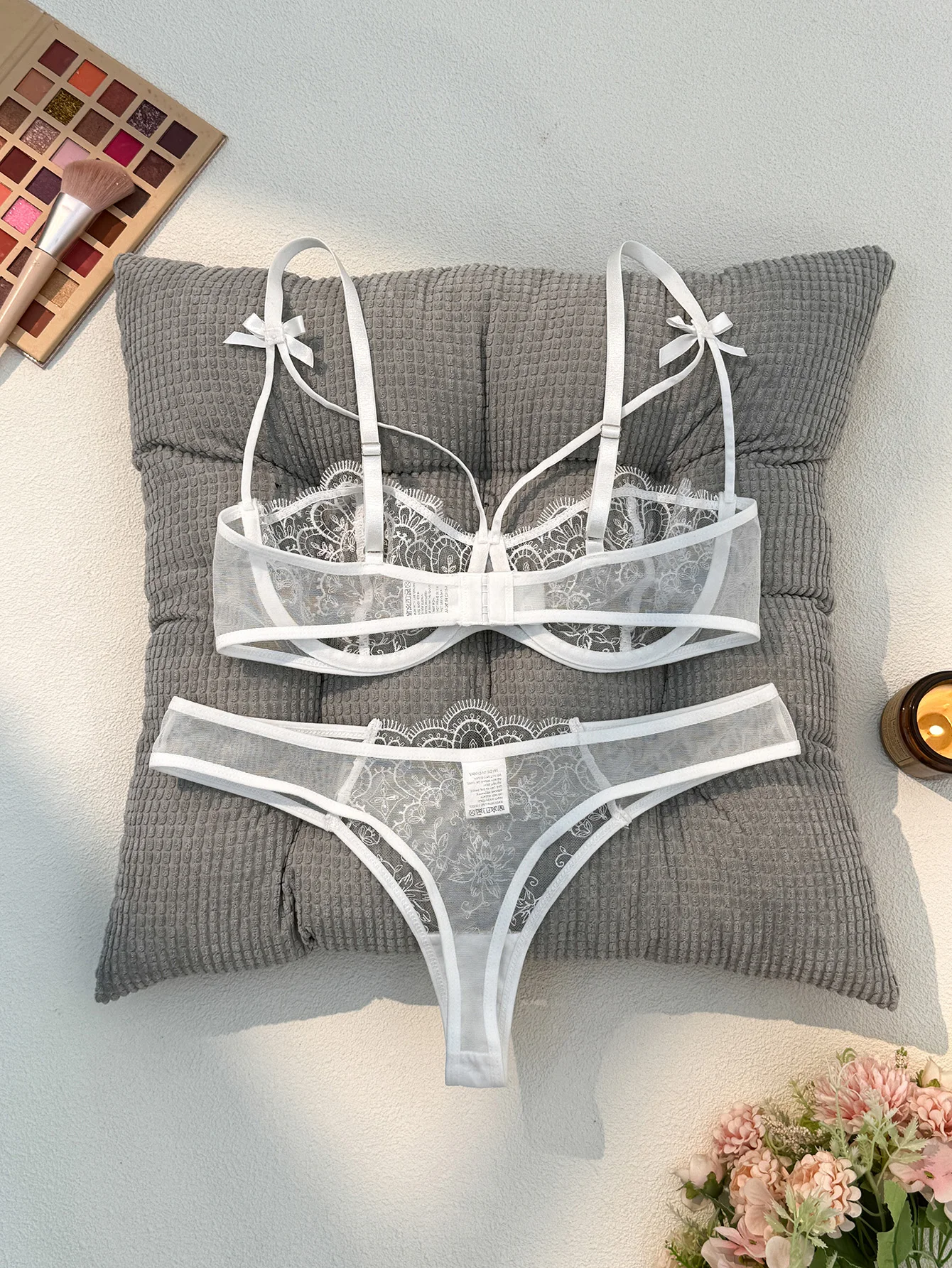Ensemble de lingerie sexy blanche, une expérience de la vie intime quotidienne qui est pure et exudez