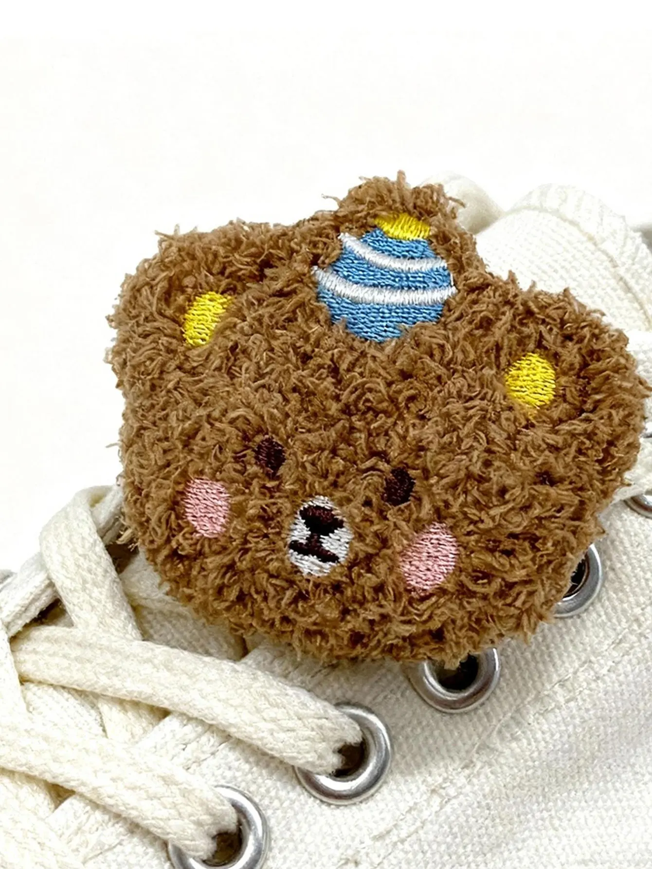 2-Piece Set of Cute Cartoon Plush Bear Brooches for Shoes, Hat Decorations, Detachable Shoe Flower Decorations, Suitable for Sneakers, Flat Shoes, and Casual Shoes.