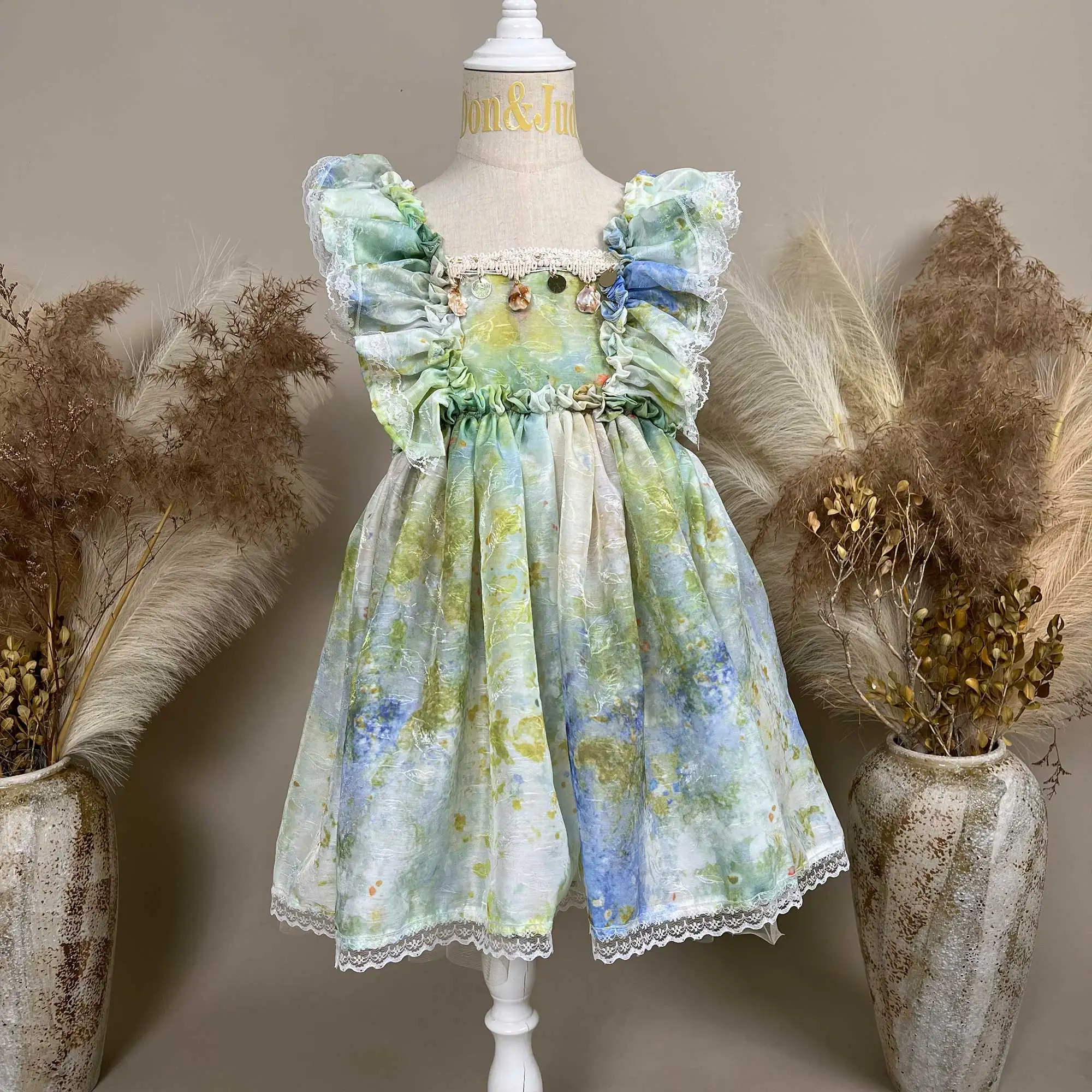 vestido-con-volantes-y-estampado-tie-dye-de-don-judy-con-ribete-de-encaje-y-adornos-de-conchas-marinas-vestido-de-fiesta-boho-chic-para-ninos-sesion-de-fotos-de-princesita