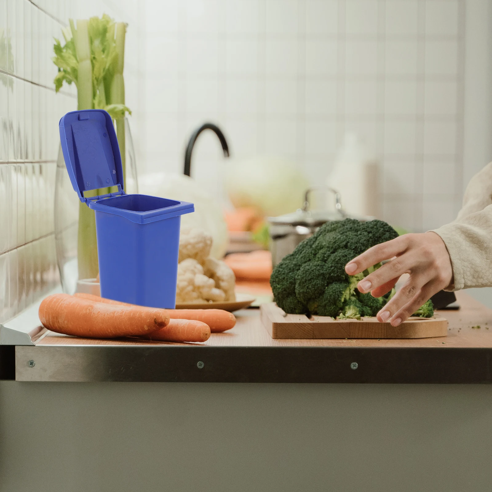 

Small Trash Can with Lid Desktop Plastic Bin Office Garbage Cans for under Tiny Waste Basket