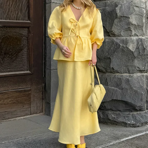 

Новинка 2023 года, летний желтый женский костюм, уличная одежда, модный повседневный плиссированный топ с v-образным вырезом и шнуровкой, юбка с пышными рукавами, комплект из 2 предметов