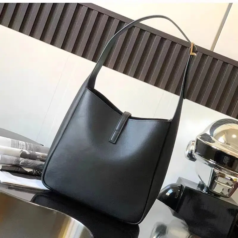 

2024 YS Spring Summer New Water Bucket Fashionable Advanced Shoulder Versatile Large Capacity Tote Leather