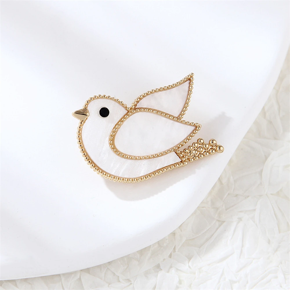 Fashion Gold Color Bird Brooches Peace Dove Women\'s Brooch Lapel Pin Collar Jewelry Anime Badges Suit Pins Christmas Gift New