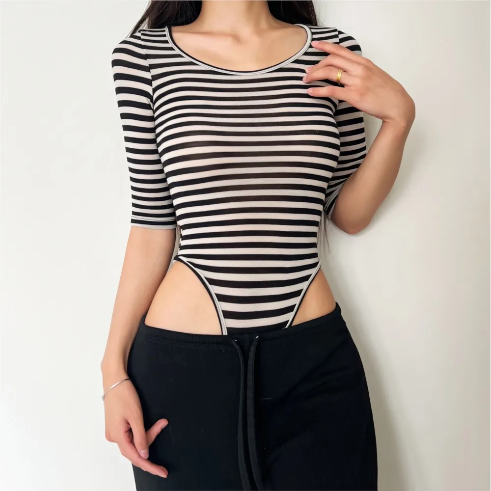 2205 섹시한 블랙 베이지 가로 스트라이프 반팔 바디수트 여성용 O넥 타이트 숏 점프수트 슬림핏 롬퍼 플레이수트