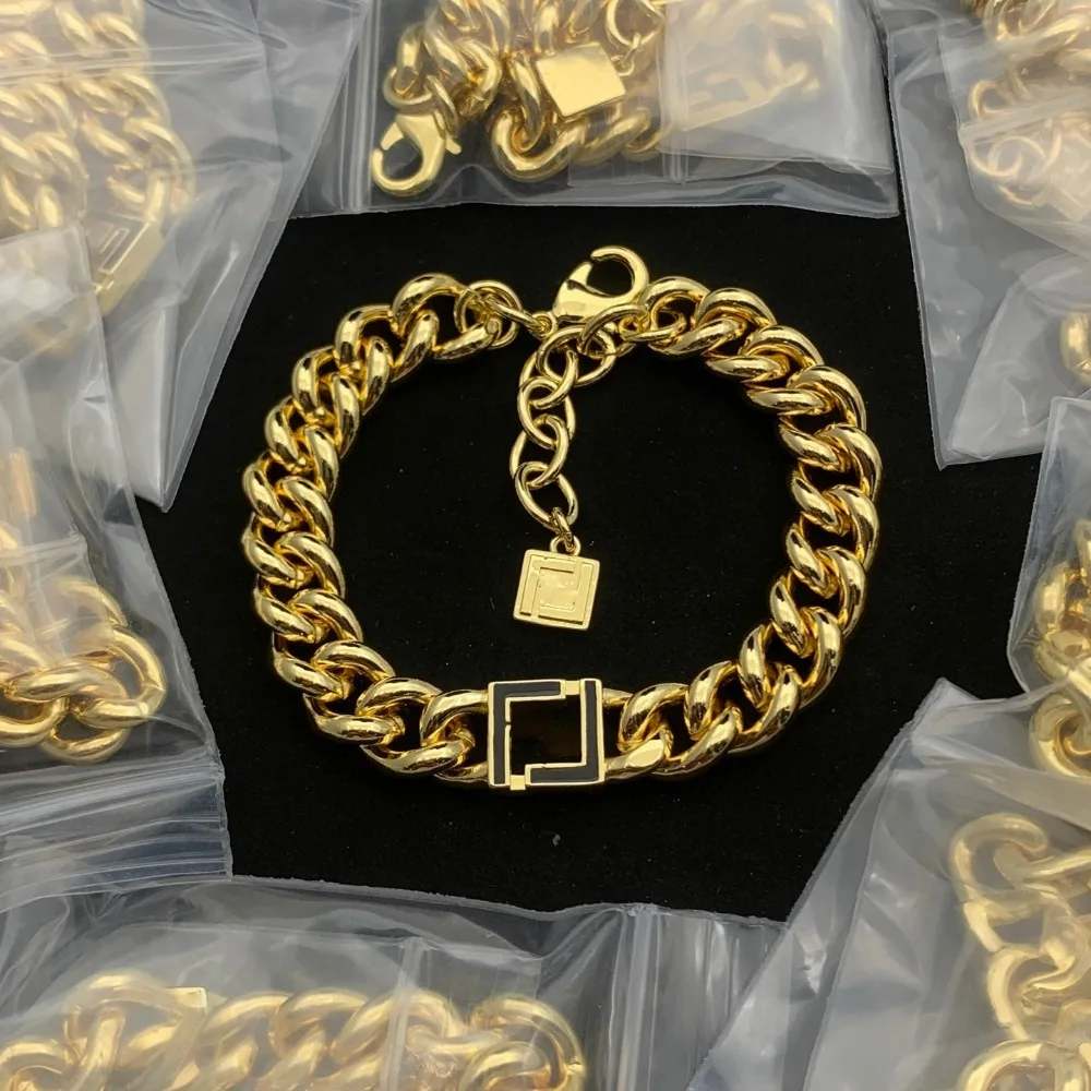 

2025 Новый изысканный браслет, уникальный элегантный дизайн для женщин, подчеркивающий изысканный стиль, идеальный праздничный подарок