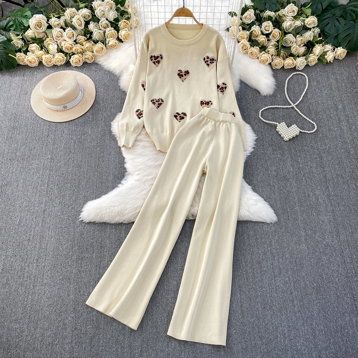 ALPHALMODA 2025, Leoparden-gestickte Liebe, Rundhalsausschnitt, Pullover-Oberteil + hohe Taille, gerade Strickhose, Damenmode 2-teiliger Anzug