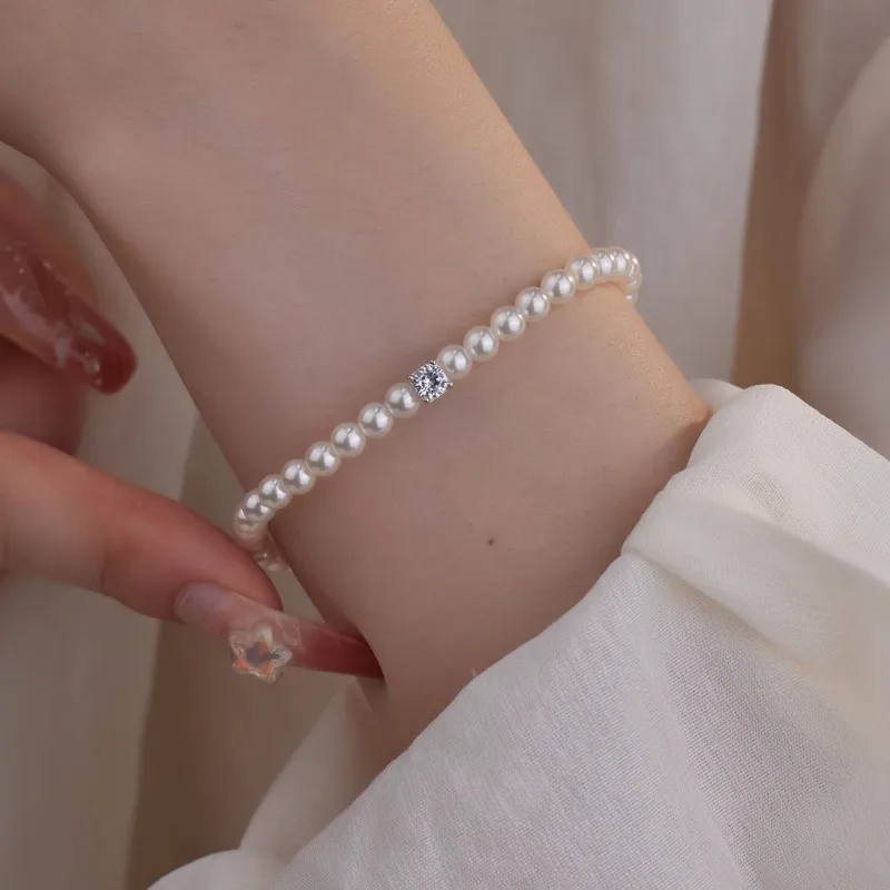 Image of Minar Light Luxury Weiß-Grau Imitationsglas Süßwasserperle Quadratischer CZ-Zirkon Elastische Strangarmbänder für Frauen Geburtstagsgeschenk