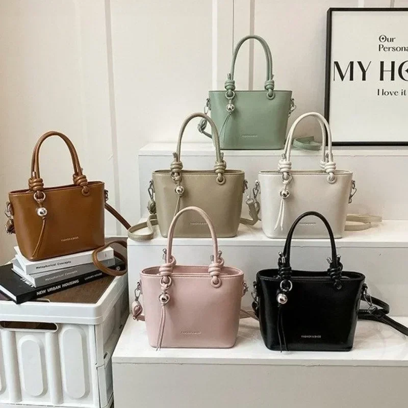bolsa-de-panales-de-diseno-de-alta-calidad-para-mujer-de-la-marca-atelier-con-elegante-asa-de-cuero-bolso-bandolera-y-diseno-moderno-elaborada-artesanalmente