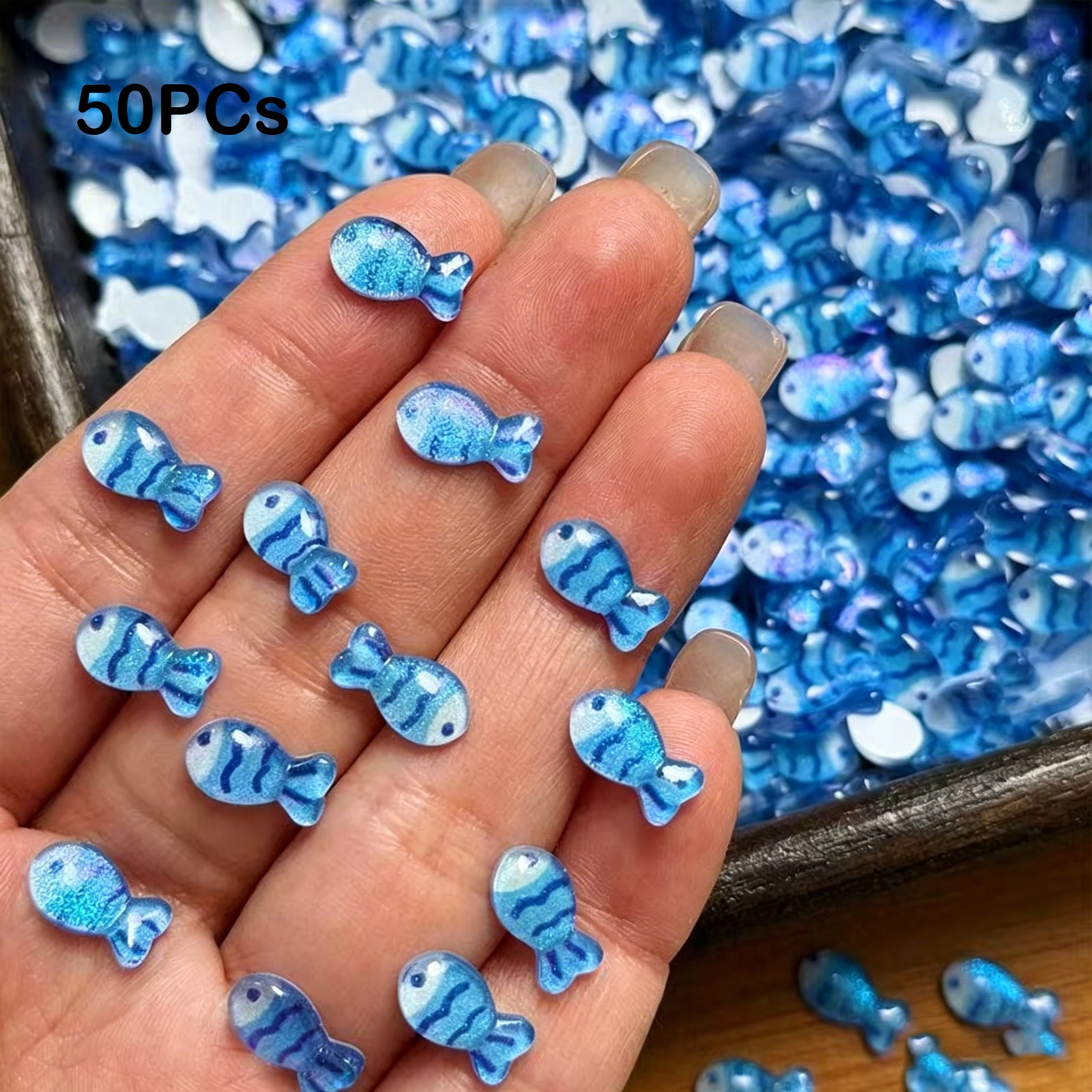 50 Stück Niedliche Kleine Fisch-Accessoires Mini Durchscheinende Glitzernde Blaue Fische DIY Creme-Kleber Harz-Zubehör Dekorative Kleine Ornamente