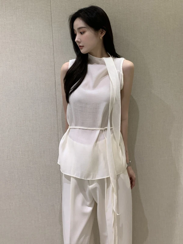 Damska letnia bluzka z wysokim kołnierzem, cienka, z paskiem, unikalna, z wygodnego, lekkiego materiału, idealna do pracy.