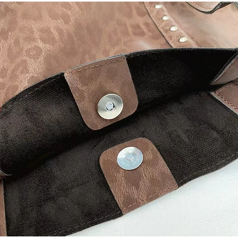 Leopardenmuster Mattierte Wildleder-Schultertasche mit Nieten, Damen Handtasche mit Metallnieten, Vintage Große Kapazität Herbst-Winter-Handtasche – Detail 6