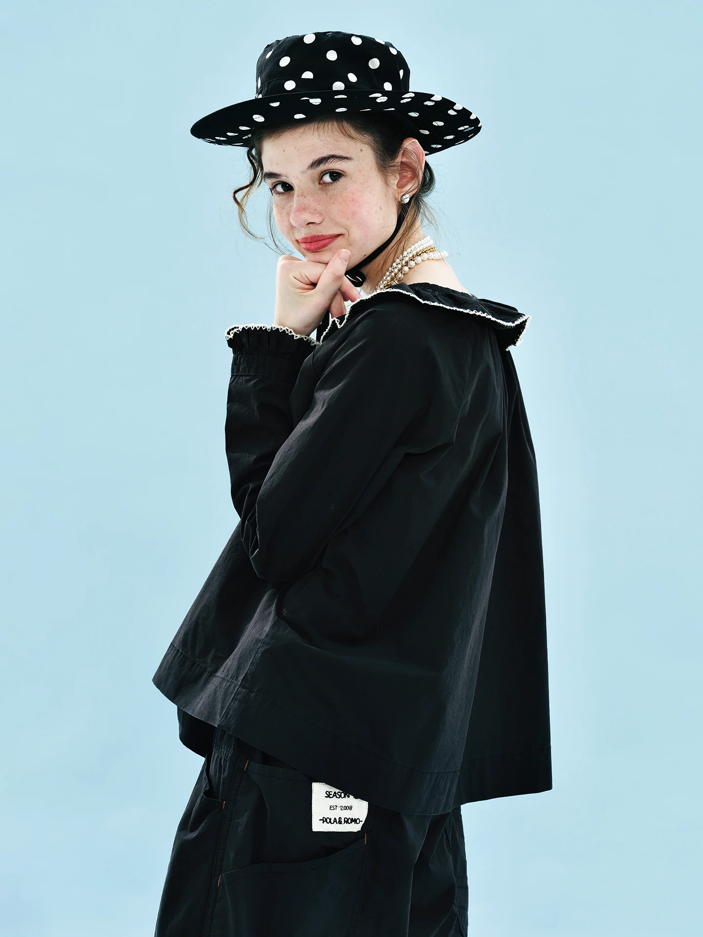 

Черный пуловер с кукольным воротником и длинными рукавами с рюшами — отделкой на каждый день для прогулок Sweet & Age — уменьшающий 255205