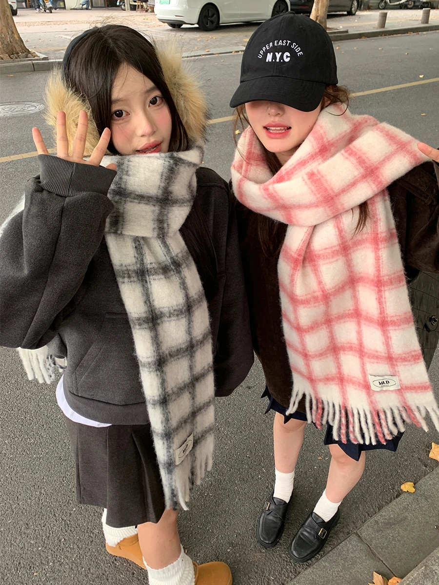 

Зимний шарф с теплой шерстяной текстурой, клетчатый узор и кисточки для уютного осенне-зимнего образа