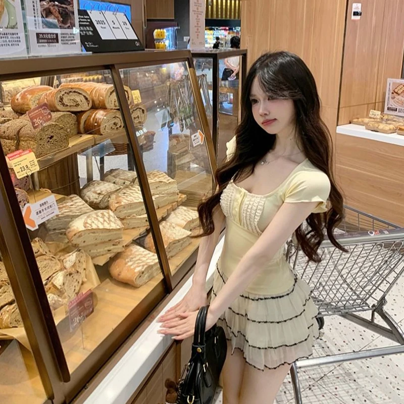 تي شيرت برقبة مربعة وأكمام قصيرة بتصميم دانتيل أمامي قصير غمد نسائي صيفي جميل للاستخدام اليومي