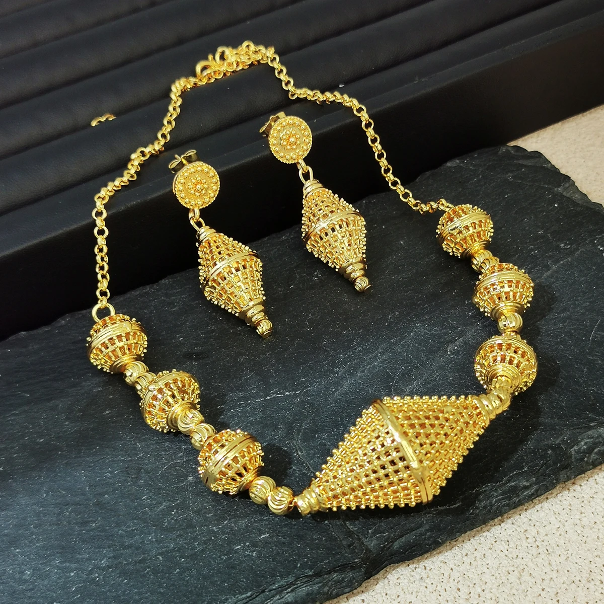 مصر النبيلة نمط الأزياء والمجوهرات مجموعات حزب اكسسوارات الزفاف الذهب اللون الجوف خارج كرات معدنية قلادة طقم من الحلقان