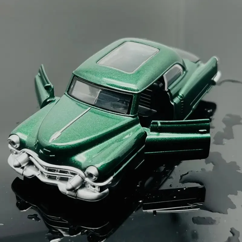 سيارة دقيقة من سبيكة سوداء - موديل سيارة أنيق مع باب مفتوح وسحب للخلف، بلاستيك/معدن متين، لا يتطلب بطارية