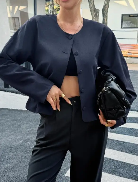 

High-End Solid Color Long Sleeved Jacket for Women Leisure Vacation Style Autumn Winter 2025 Collection