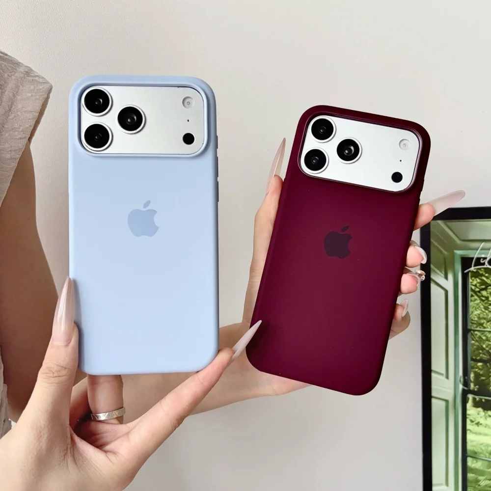 Etui do iPhone 18 Pro i 18 Pro Max z funkcją bezprzewodowego ładowania MagSafe, magnetyczne, wykonane z płynnego silikonu, matowe, w kolorze bordowym, z wyraźnym logo w kolorze niebieskim.