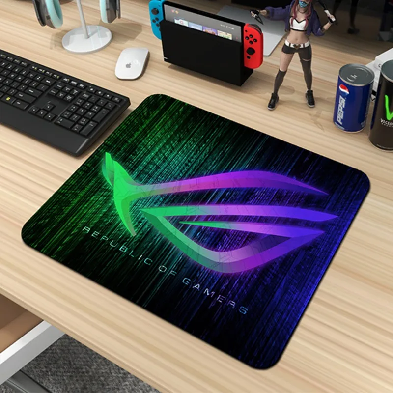 ROG Gaming 40 x 45 cm großes Mauspad, 4 mm dickes Schloss, glattes Tuch, kleines Büro-Desktop-Teppich, Schreibtischunterlage, Spielteppich