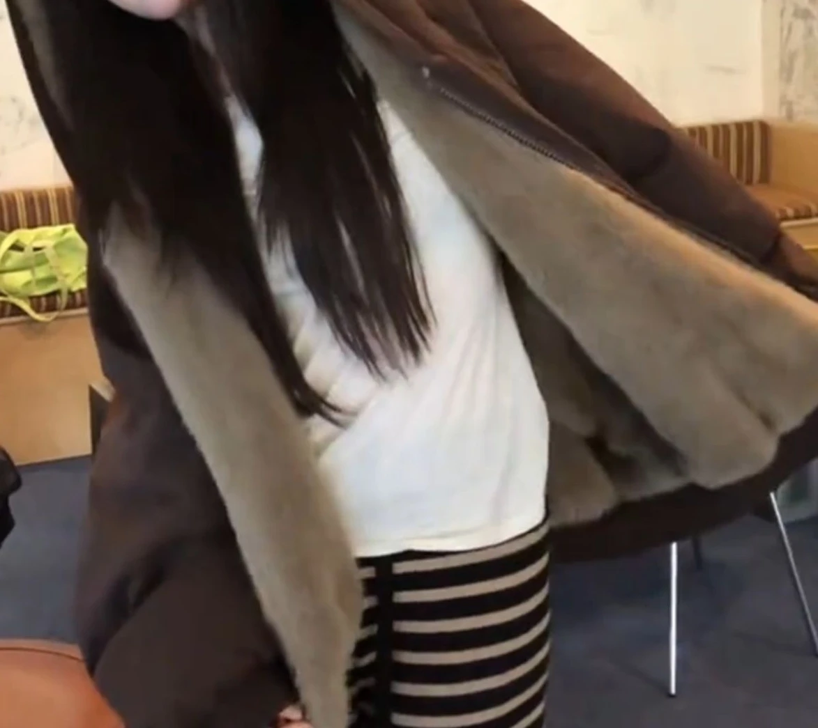 Giacca da donna in cotone con cappuccio marrone peloso in autunno e inverno con peluche spesso e vestibilità ampia per superare il top