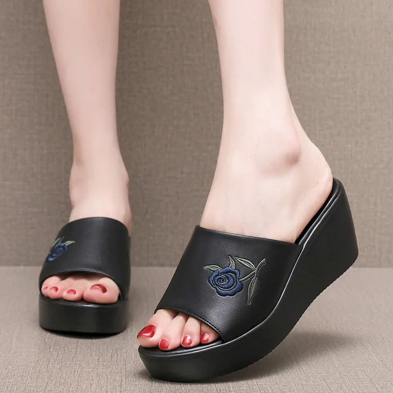 

2025 летние тапочки на танкетке из натуральной кожи, женская обувь, женские тапочки с открытым носком, женские пляжные сандалии на платформе с вышивкой