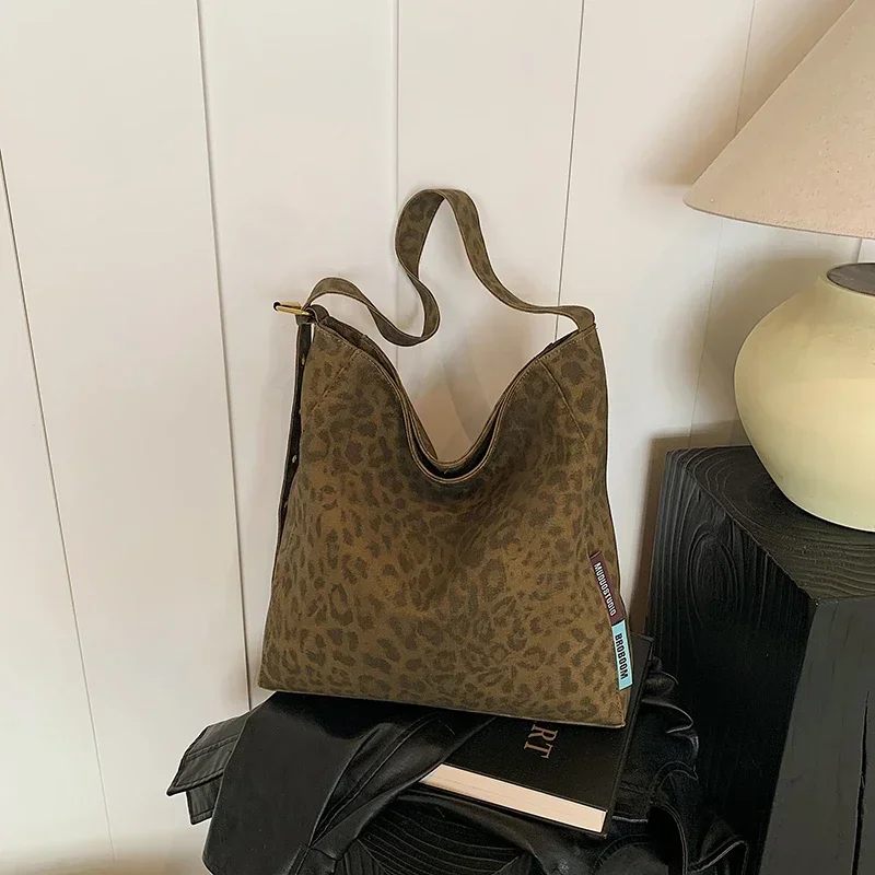 2025 Canvas Leopard Print New Shoulder Bag Large Capacity Zipper Popular Fashion Handbag Soft Simple Commuting Crossbody Bag