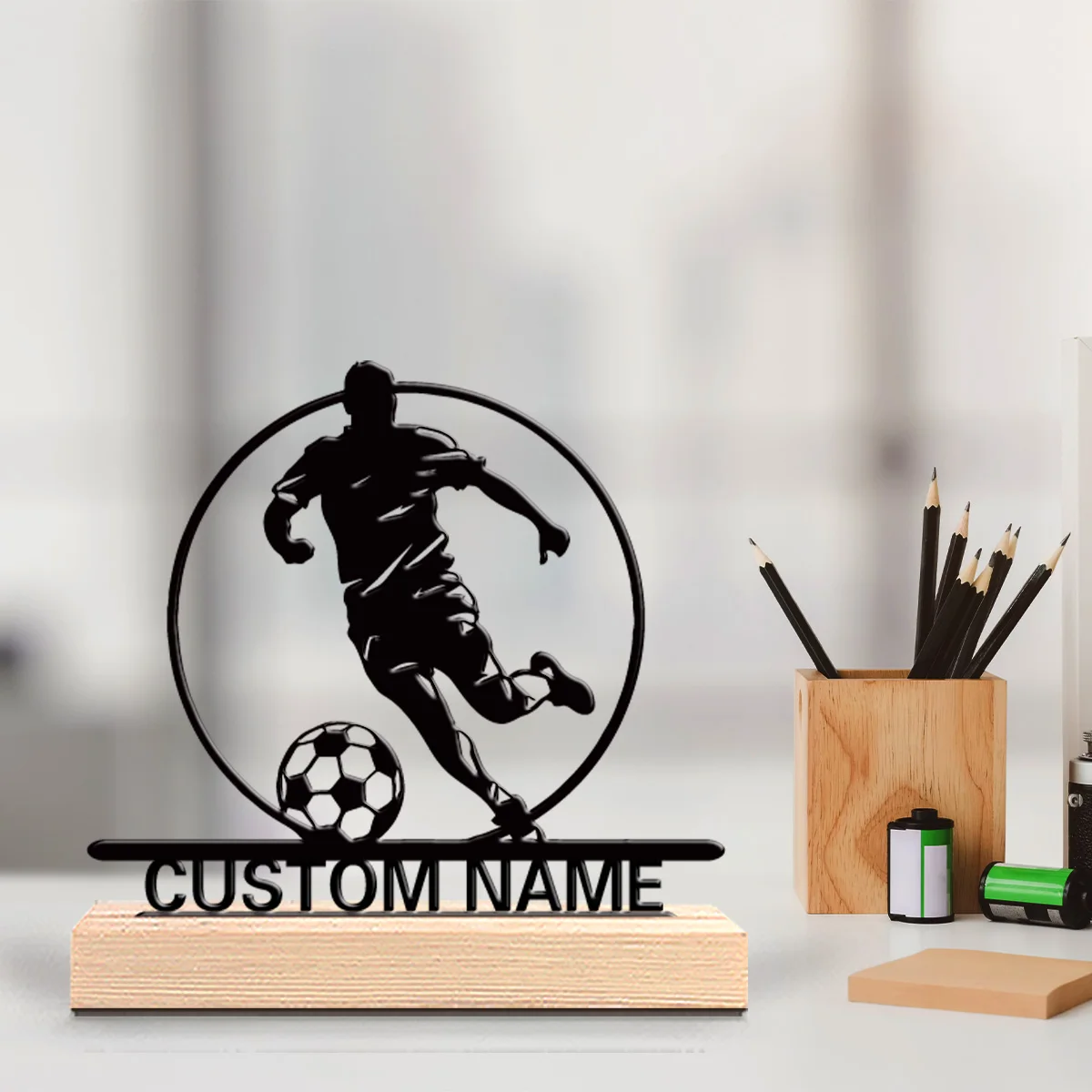 1 Stück Personalisierte Fußball-Metallstatue als Spirituelle Schreibtischdekoration mit Holzsockel, Ideal für Yoga-Studios und Meditation
