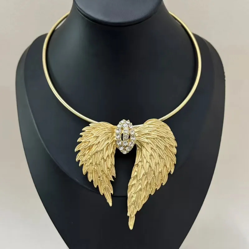 

Angel Wing Zirconia Embedded Necklace And Earrings Set for Women Heavy-Worked Fashionable Elegant Jewelry Party Accessories